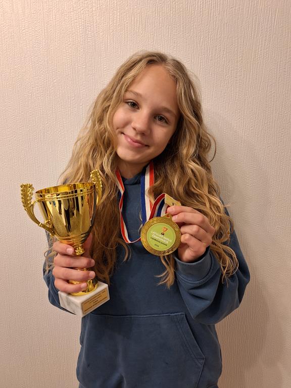 Latvijas skolu čempionāts svaru stieņa spiešanā guļus