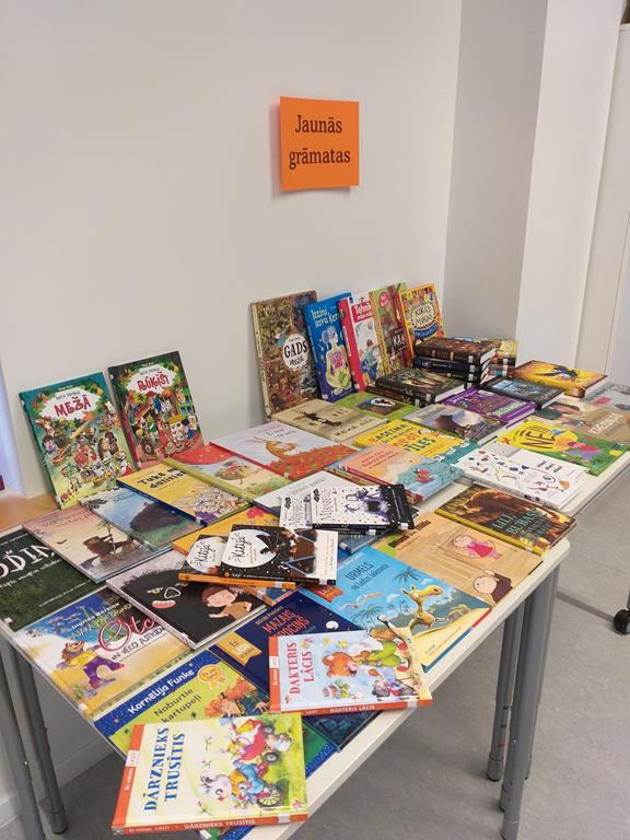 Jaunas grāmatas Ādažu vidusskolas sākumskolas bibliotēkā