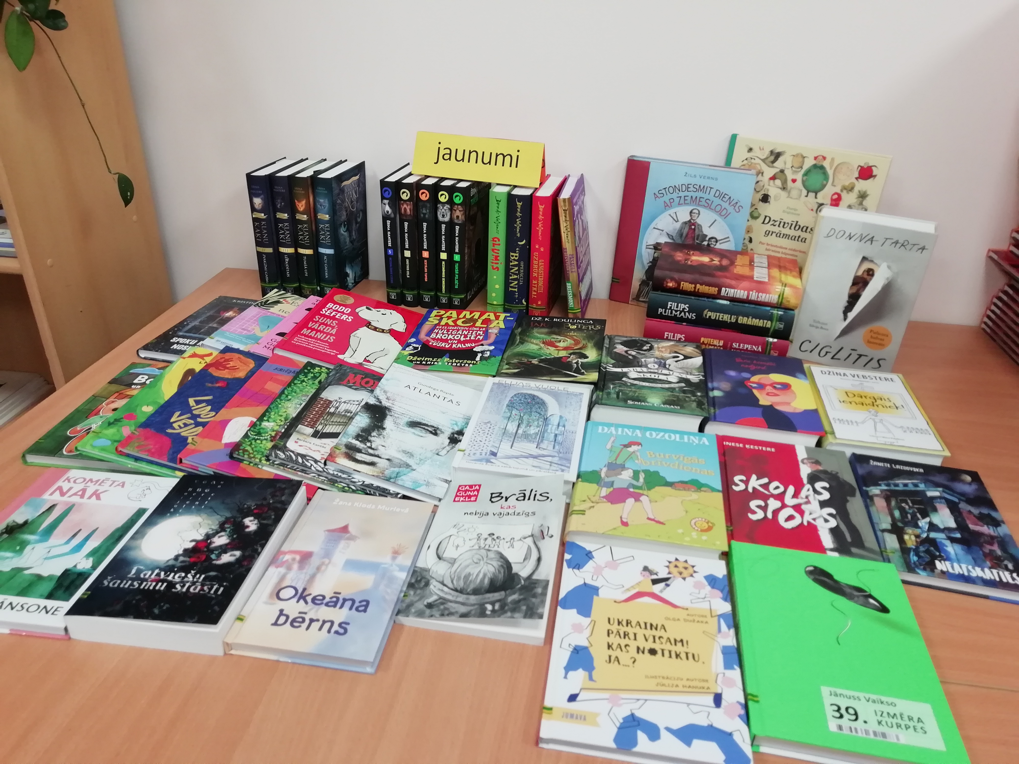 Jaunas grāmatas Ādažu vidusskolas bibliotēkā